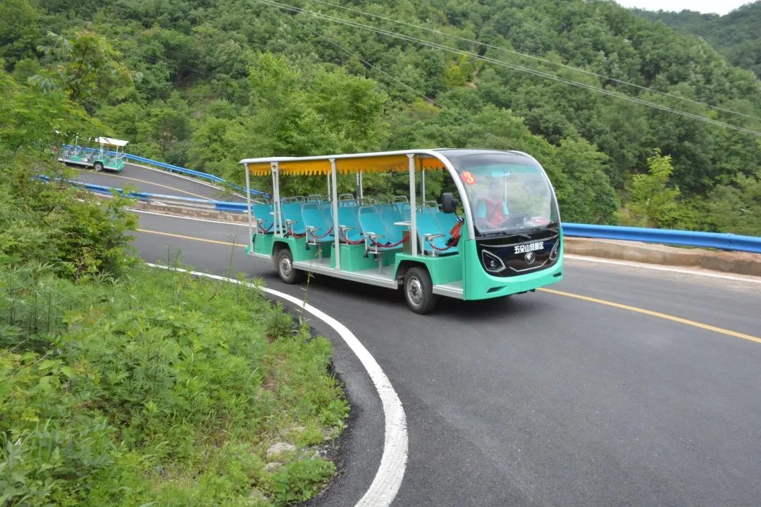宇通“爬坡王”驶入五朵山，为景区高质量运营贡献力量