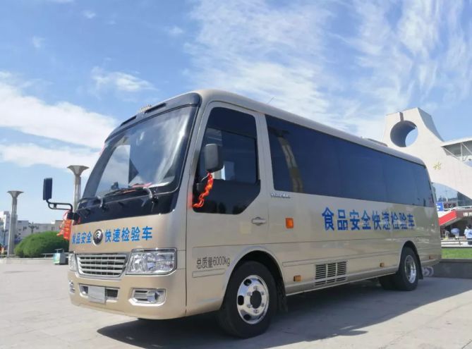 食品安全快速检测车”亮相德令哈市