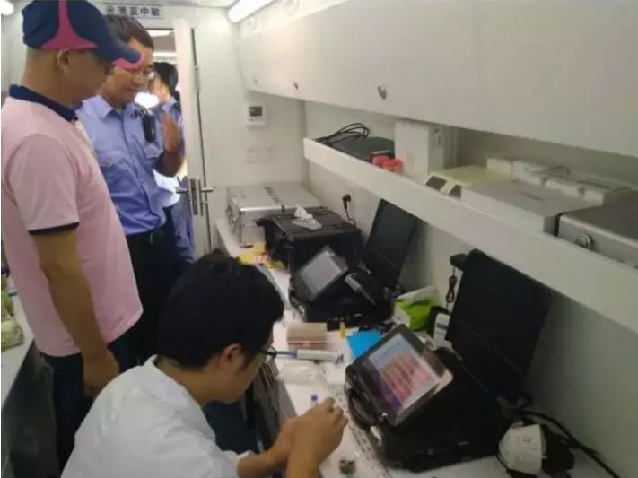食品安全快速检测车”亮相德令哈市