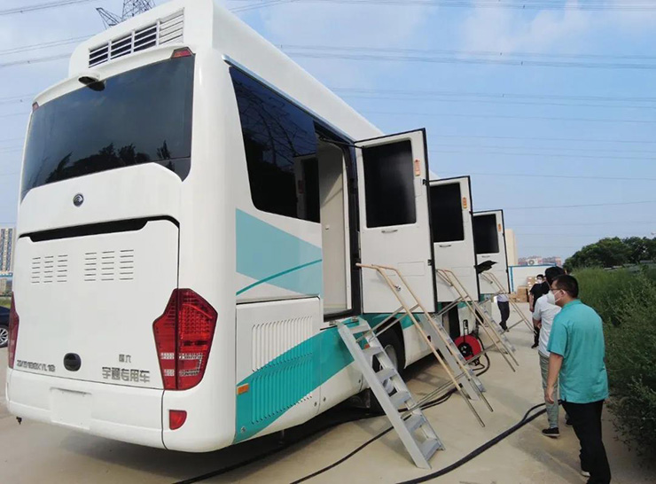 配合基层全员核酸检测，宇通移动核酸检测车在行动