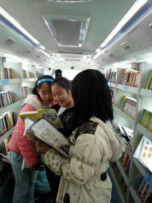 宇通智能图书车 文化下乡好帮手