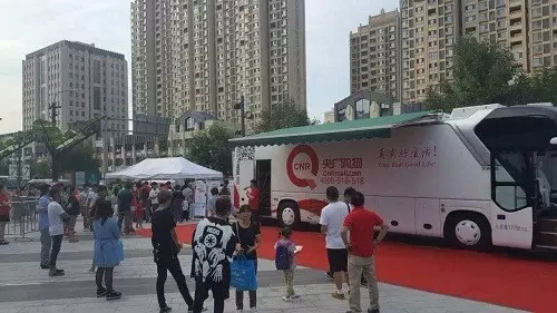 亮相即引轰动 宇通打造国内首台电视购物展示车