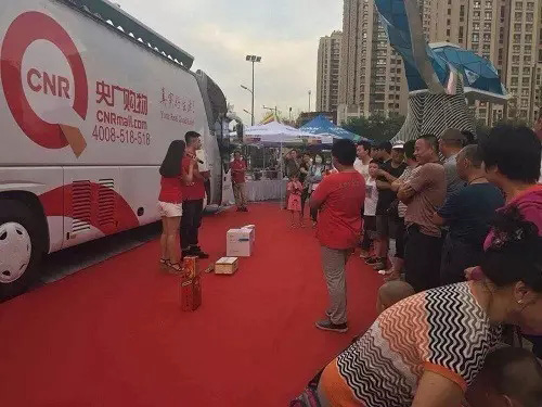 亮相即引轰动 宇通打造国内首台电视购物展示车
