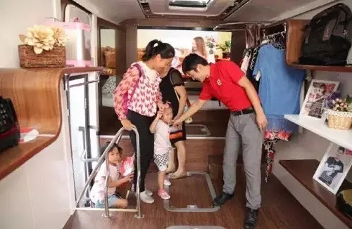 亮相即引轰动 宇通打造国内首台电视购物展示车