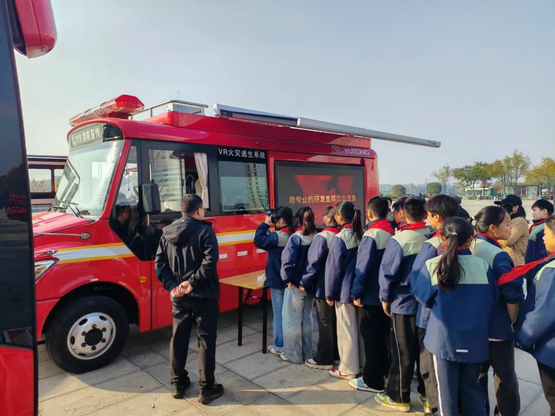 筑牢防火屏障 | 2025年全国消防宣传月,宇通宣传消防车点亮全民消防意识 筑牢防火屏障 | 2025年全国消防宣传月,宇通宣传消防车点亮全民消防意识