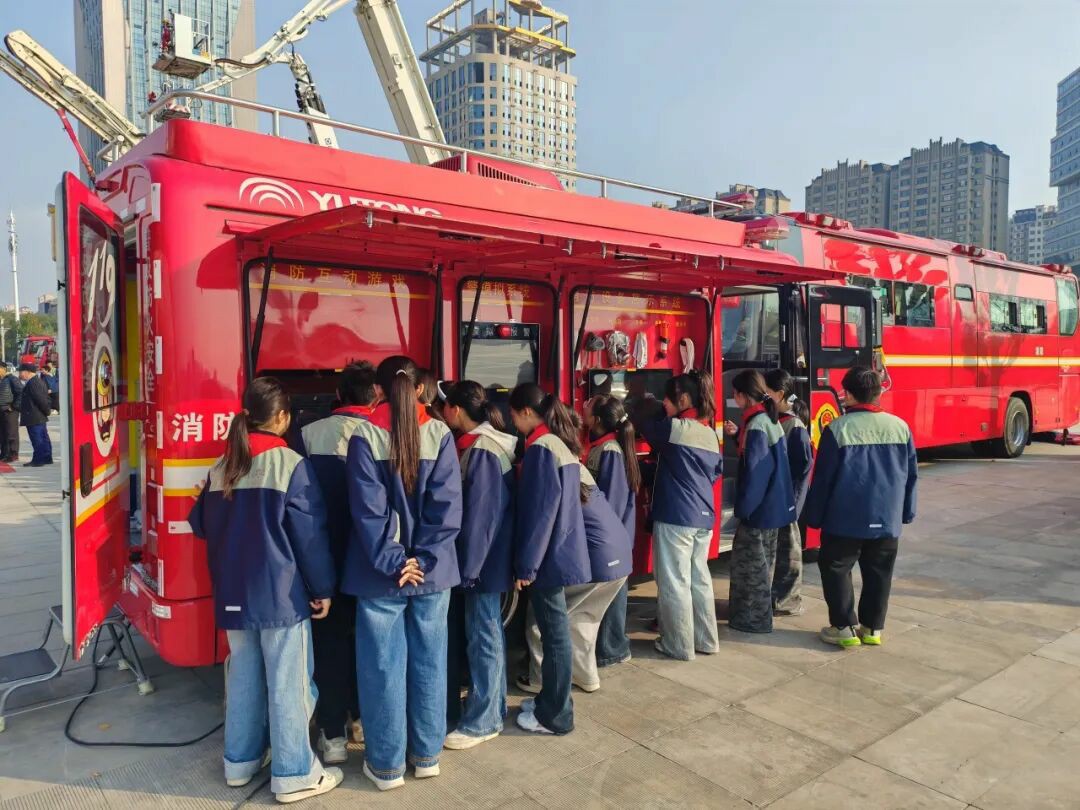 筑牢防火屏障 | 2025年全国消防宣传月,宇通宣传消防车点亮全民消防意识 筑牢防火屏障 | 2025年全国消防宣传月,宇通宣传消防车点亮全民消防意识