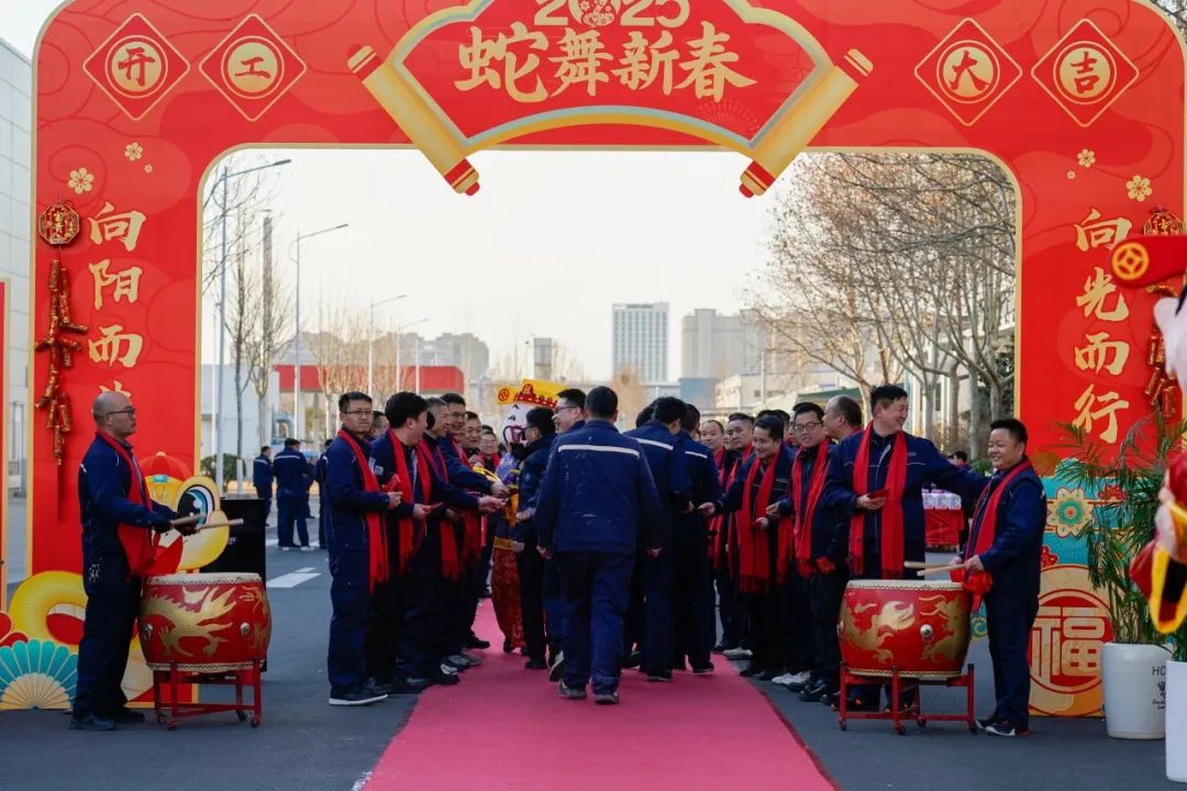 醒狮腾跃启新章 | 宇通专用车2025年开工盛典燃情开启！