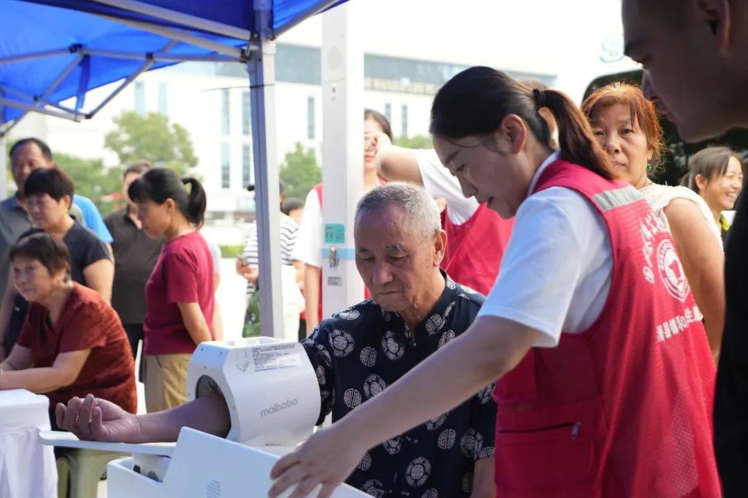 流动医疗暖民心·签约服务进万家! 宇通民生体检巡诊车助力滑县医共体建设